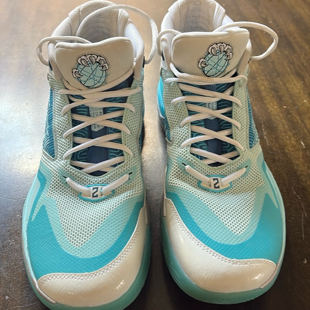 Kawhi Christmas EUC size 12 men’s basketball shoes